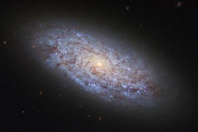 نمایش یک کهکشان کوتوله مارپیچی در تصویر هابل