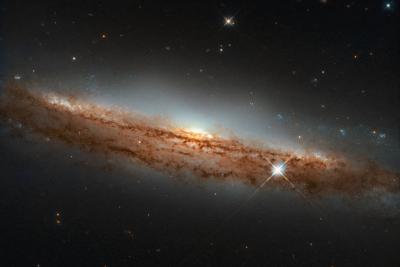 مشاهده یک کهکشان مارپیچی از لبه با کمک هابل