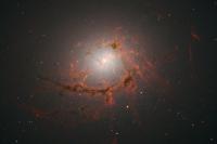 رشته درخشان به دور سیاهچاله مرکزی کهکشان NGC 4696