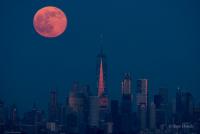 طلوع ماه در آسمان منهتن