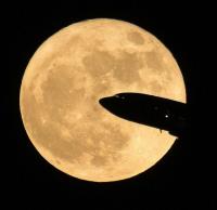 ابر ماه و پرواز هواپیما