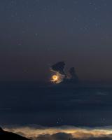 هلال ماه پشت ابرهای کومولوس