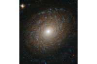 کهکشان NGC 2985، یک کهکشان مارپیچی کامل